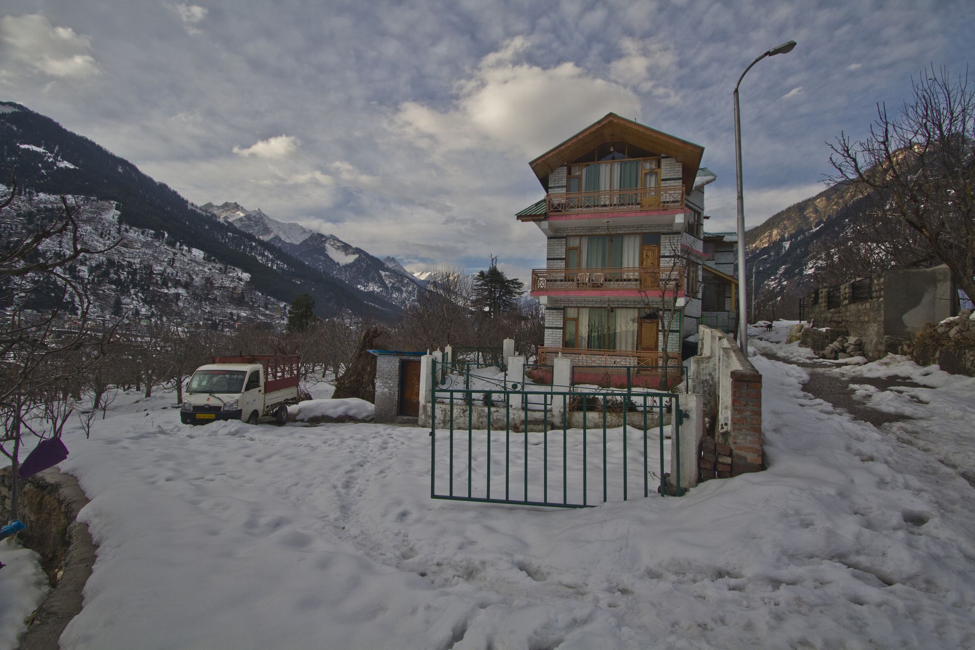 Hotel Mountain Face Manāli Екстериор снимка